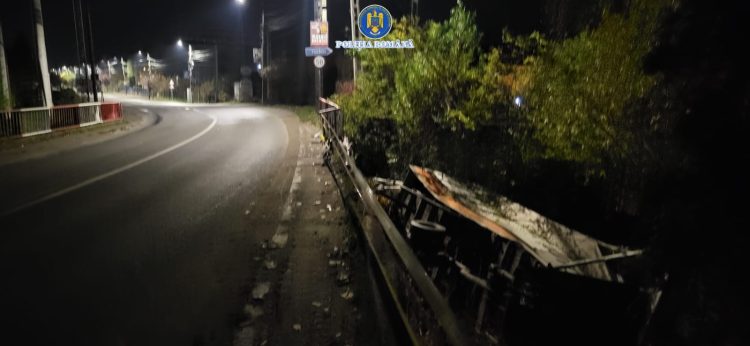 Accident în toiul nopții la Sighetu Marmației. O autoutilitară s-a răsturnat după ce a rupt balustrada unui pod