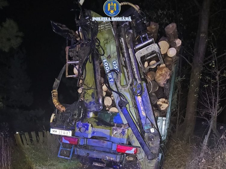 Transport ilegal de lemn, descoperit de polițiștii din Borșa. Camionul și materialul lemnos au fost confiscate – foto