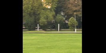 De la cititori: circulă cu motocicleta electrică pe pista de biciclete, cu 70 km/h! IMAGINI ȘOCANTE