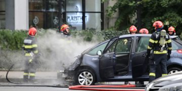 Mașină cuprinsă de flăcări pe strada Victoriei din Baia Mare – șoferul și o pasageră, salvați la timp. GALERIE FOTO