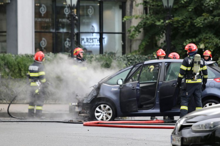 Mașină cuprinsă de flăcări pe strada Victoriei din Baia Mare – șoferul și o pasageră, salvați la timp. GALERIE FOTO