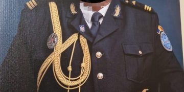 FOTO și VIDEO: Se dădea angajat SRI și a recrutat o întreagă echipă. L-au săltat mascații și l-au luat la întrebări