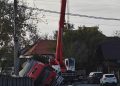 Trafic blocat la Lăpușel. Se scoate TIR-ul ajuns aseară în șanț