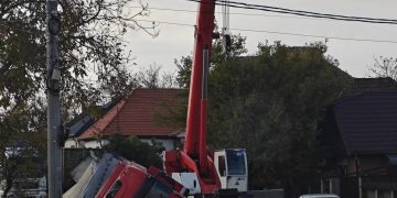 Trafic blocat la Lăpușel. Se scoate TIR-ul ajuns aseară în șanț