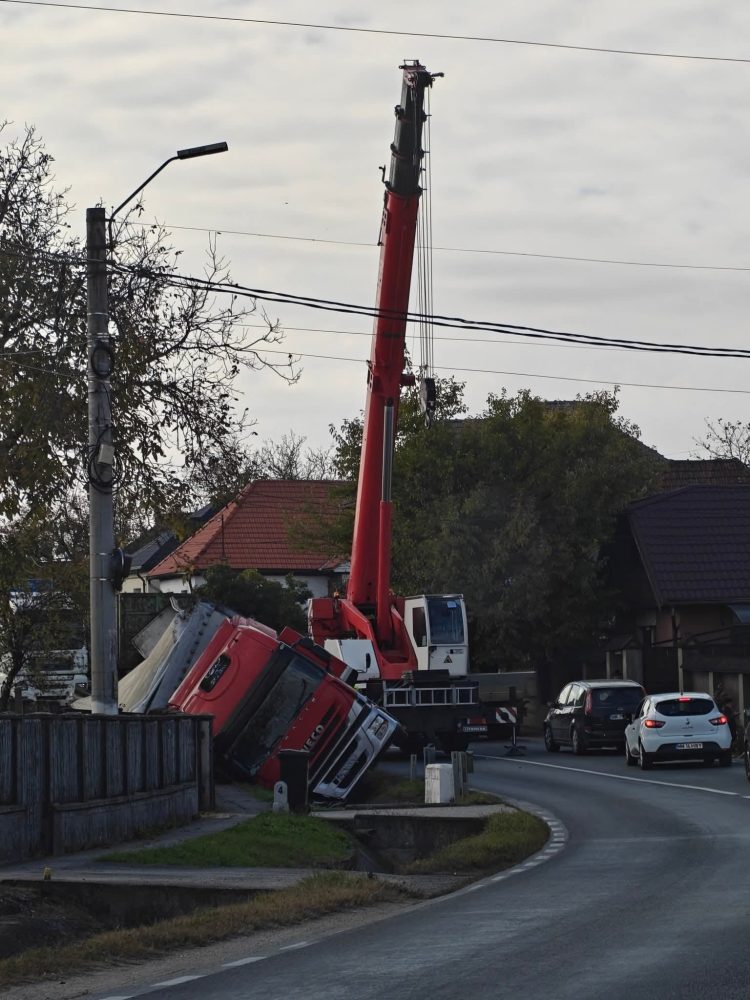 Trafic blocat la Lăpușel. Se scoate TIR-ul ajuns aseară în șanț