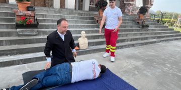 Sesiuni gratuite de instruire dedicate utilizării defibrilatoarelor automate externe (AED), în punctele cheie din Baia Mare