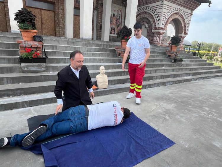 Sesiuni gratuite de instruire dedicate utilizării defibrilatoarelor automate externe (AED), în punctele cheie din Baia Mare