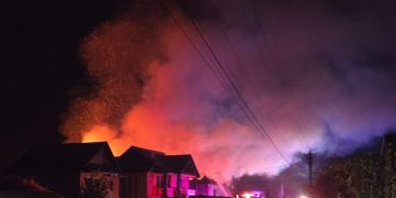 Flăcări uriașe în Săsar: o locuință și o șură distruse într-un incendiu puternic