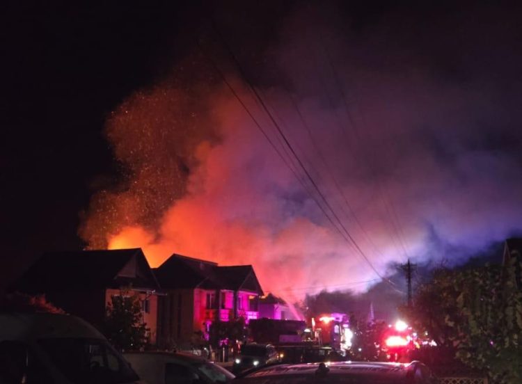 Flăcări uriașe în Săsar: o locuință și o șură distruse într-un incendiu puternic
