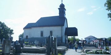 Luminații. Sfinte liturghii pentru cei răposați, celebrate la Capela Sfânta Rozalia din Baia Mare