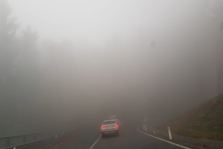 Atenție, șoferi! Vizibilitate redusă din cauza ceții în Pasul Gutâi