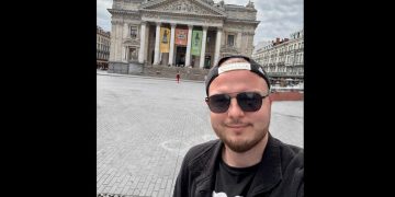 Editorial: Țara blugilor, bananelor și a certurilor fără rost