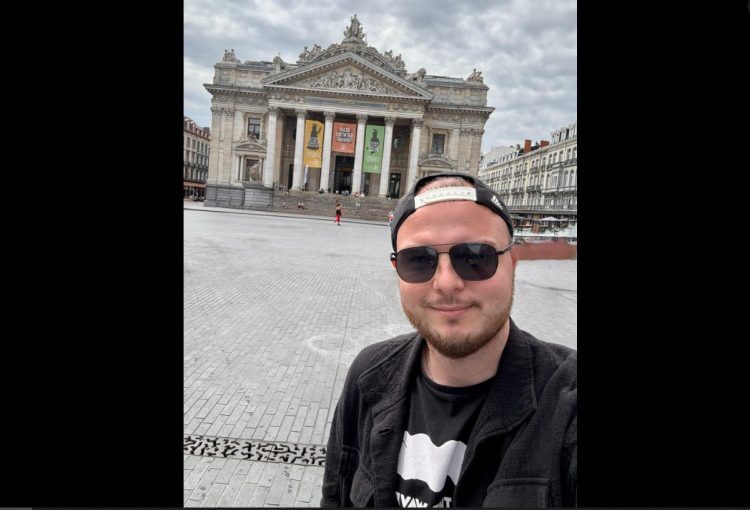 Editorial: Țara blugilor, bananelor și a certurilor fără rost