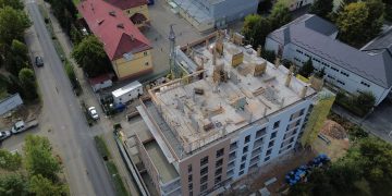 Baia Mare: Șantier cu semne de întrebare pe strada Vasile Alecsandri – bloc ridicat lângă școală, extins (din pix) fără finalizare. VIDEO