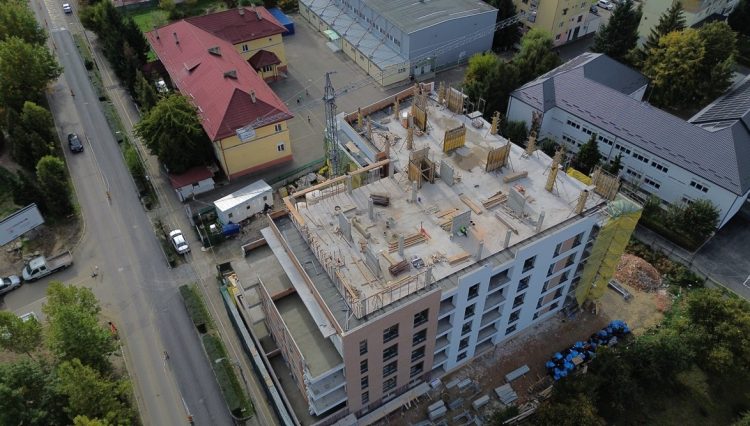 Baia Mare: Șantier cu semne de întrebare pe strada Vasile Alecsandri – bloc ridicat lângă școală, extins (din pix) fără finalizare. VIDEO