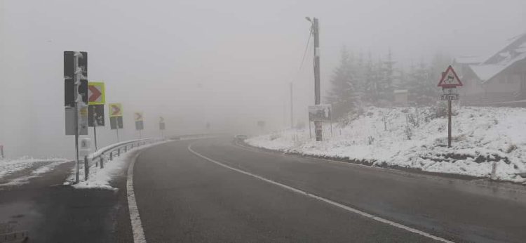 Vânt, ninsori temporar viscolite la altitudini de peste 1700 m și vreme rece în următoarele zile