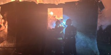 Casă mistuită de flăcări în Buteasa. Proprietarul a ajuns la spital cu arsuri