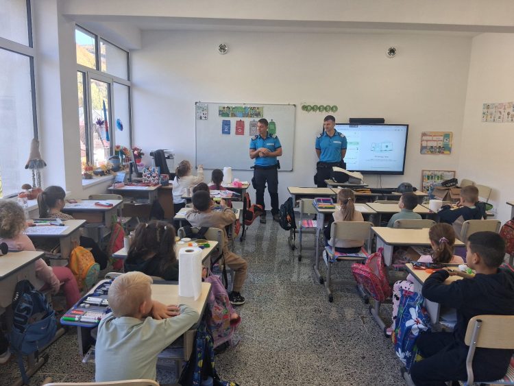 Întâlnire de poveste a elevilor din Cavnic cu jandarmii montani în Săptămâna Verde – galerie foto