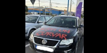Răzbunare cu stil în Baia Mare: mesajul „ferm” de pe capota mașinii