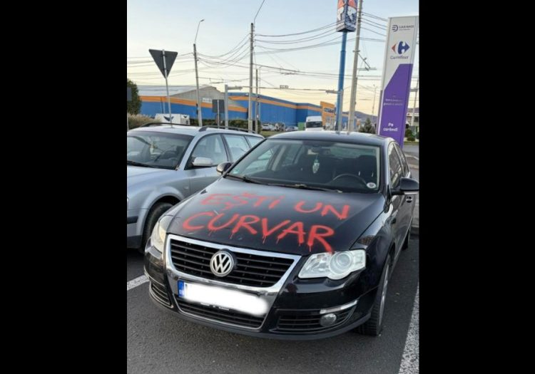 Răzbunare cu stil în Baia Mare: mesajul „ferm” de pe capota mașinii
