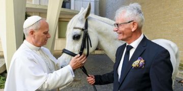 Papa Leon a primit cadou un cal pursânge arab