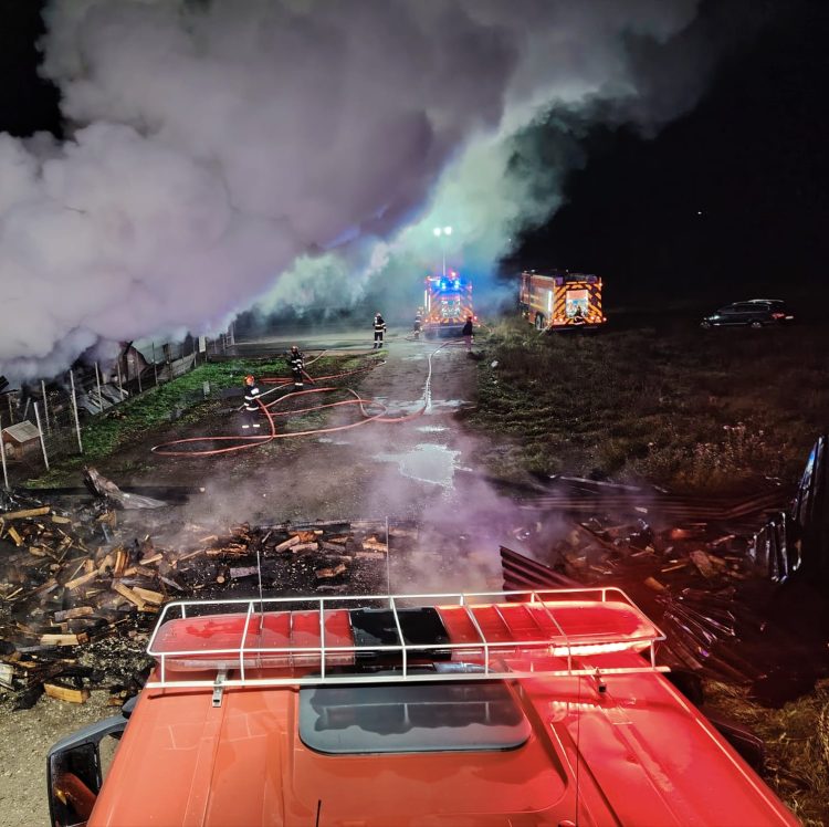 O fermă din Ariniș a luat foc – foto
