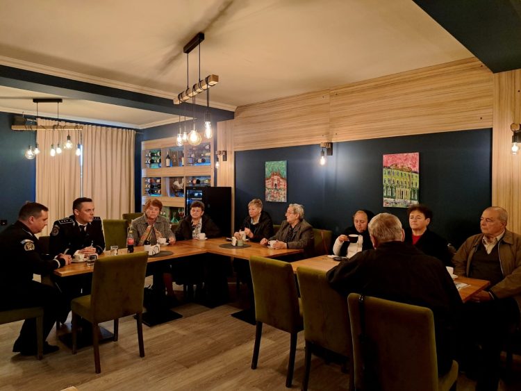Polițiști împreună cu vârstnicii din Sighetu Marmației, aprecieri și recunoștințe la o ceașcă de cafea