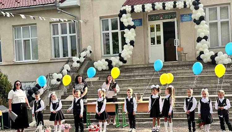 Ei ne închid școlile, noi le deschidem granițele