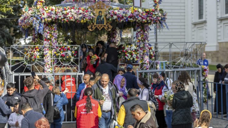 A început pelerinajul de la Iași. Moaștele Sfintei Cuvioase Parascheva au fost scoase din Catedrala Mitropolitană