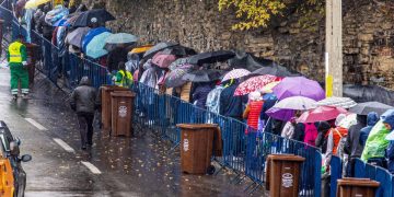 Mii de oameni așteaptă în ploaie să se închine la moaștele Sfintei Parascheva