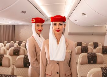 Fly Emirates caută stewardese. Urmează recrutări în trei orașe din România