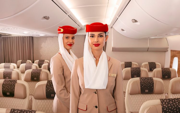 Fly Emirates caută stewardese. Urmează recrutări în trei orașe din România