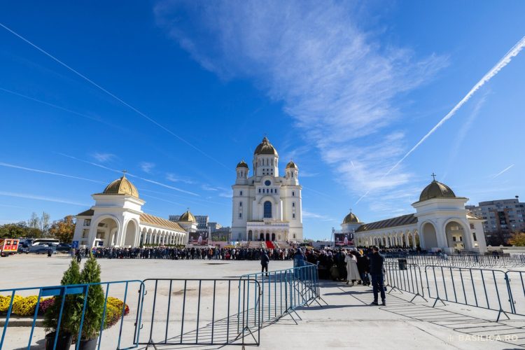 După 11 zile legate, la miezul nopții, închinarea credincioșilor în Sfântul Altar al Catedralei Naționale se încheie