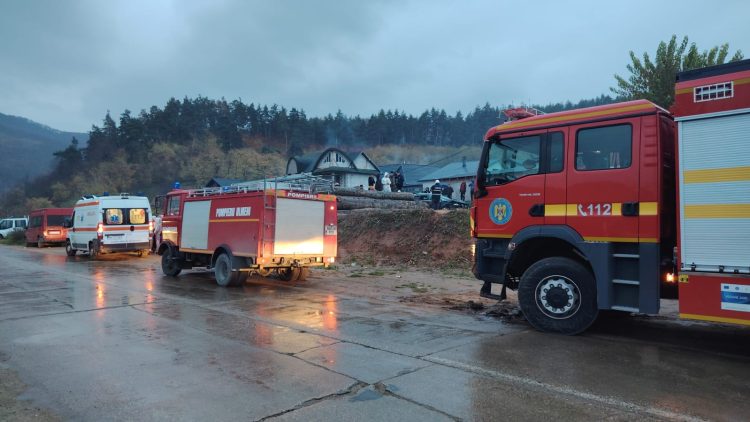 FOTO: Mașină lovită de tren la Țicău