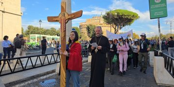 Trecerea prin Poarta Sfântă a Jubileului Educației, un moment de comuniune și rugăciune pentru profesori și elevi