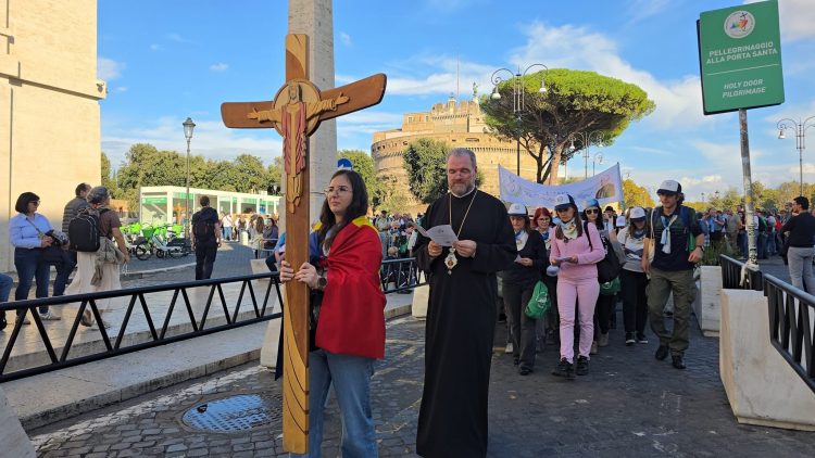 Trecerea prin Poarta Sfântă a Jubileului Educației, un moment de comuniune și rugăciune pentru profesori și elevi