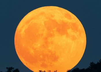 Cea mai mare și mai strălucitoare lună plină a anului în această noapte