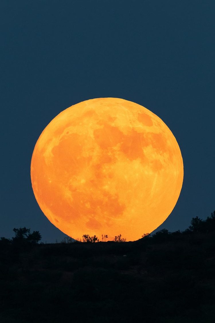 Cea mai mare și mai strălucitoare lună plină a anului în această noapte