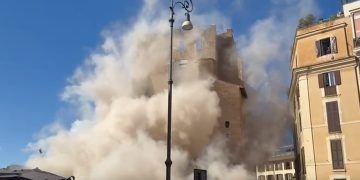 Muncitor român, prins sub dărâmături în Italia după prăbușirea unei părți dintr-un turn medieval. Patru muncitori au fost salvați