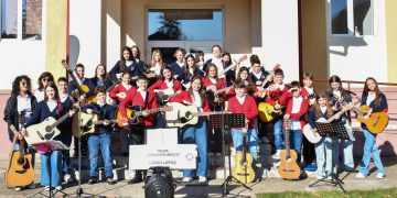 Trupa „Adrian Păunescu” de la Liceul Tehnologic „Grigore C. Moisil” Târgu Lăpuș, în ritm de chitară la „România Guitar Day”