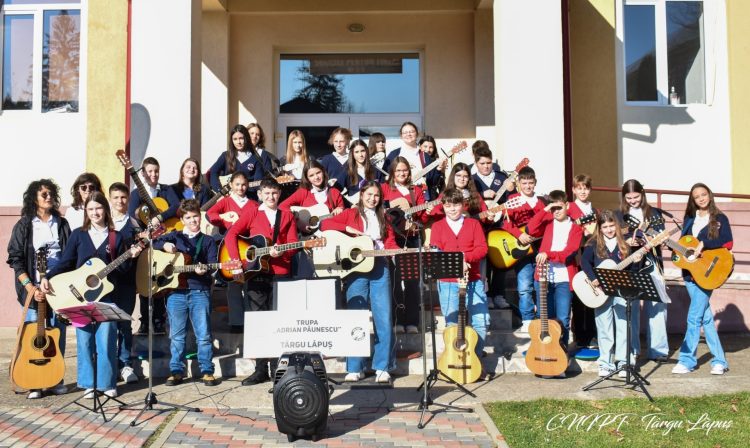 Trupa „Adrian Păunescu” de la Liceul Tehnologic „Grigore C. Moisil” Târgu Lăpuș, în ritm de chitară la „România Guitar Day”