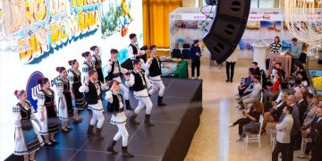 Târgul de turism Wonder Destinations, desfășurat în Cluj, în perioada 13 – 16 noiembrie, și-a deschis porțile în stil autentic românesc:  cu joc popular și pită cu sare