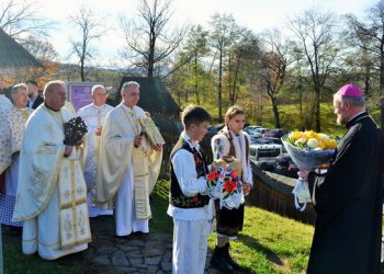 Hramul parohiei ,,Sfinții Arhangheli Mihail și Gavril” din Șurdești. Sfințirea clopotelor și a crucii pentru noua biserică parohială