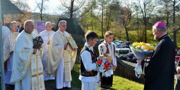 Hramul parohiei ,,Sfinții Arhangheli Mihail și Gavril” din Șurdești. Sfințirea clopotelor și a crucii pentru noua biserică parohială