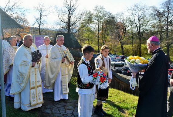 Hramul parohiei ,,Sfinții Arhangheli Mihail și Gavril” din Șurdești. Sfințirea clopotelor și a crucii pentru noua biserică parohială
