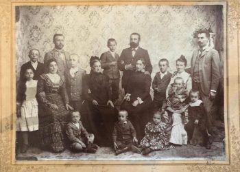 Hai să dăm o mână de ajutor. Poate recunoaște cineva familia