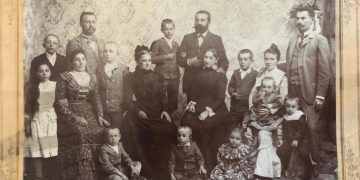 Hai să dăm o mână de ajutor. Poate recunoaște cineva familia