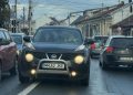 Șoferiță surprinsă pe linia dintre benzi, haos în traficul din Sighet. Imaginea a stârnit revoltă în oraș