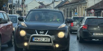 Șoferiță surprinsă pe linia dintre benzi, haos în traficul din Sighet. Imaginea a stârnit revoltă în oraș