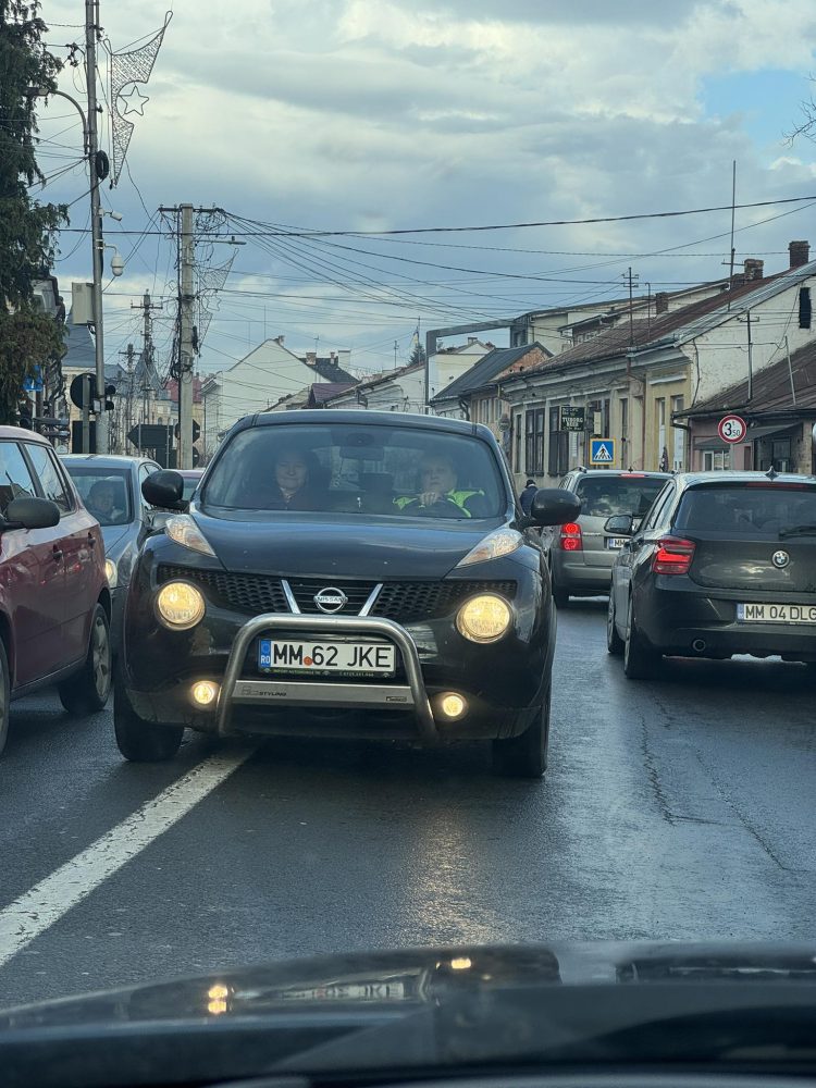 Șoferiță surprinsă pe linia dintre benzi, haos în traficul din Sighet. Imaginea a stârnit revoltă în oraș